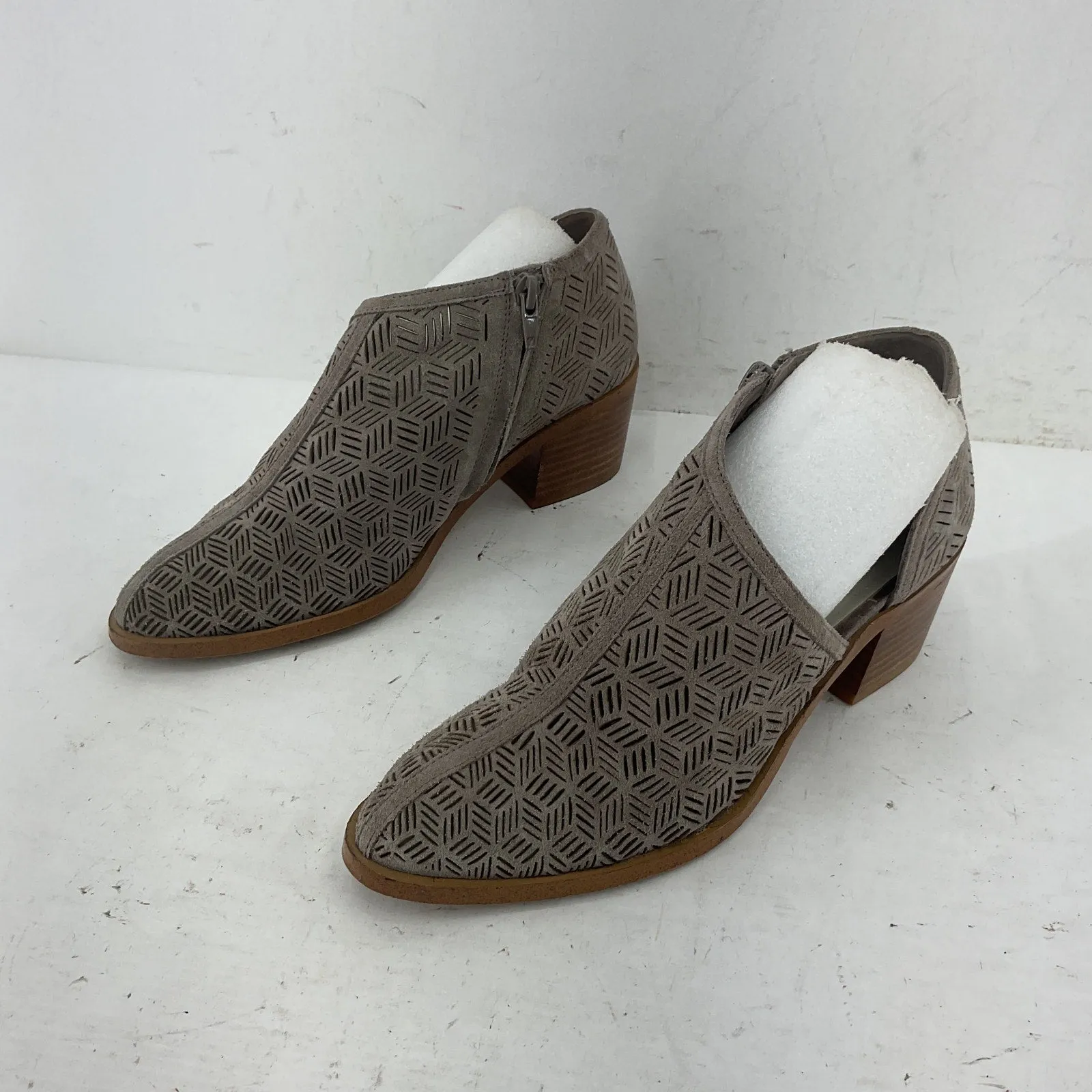 1.State Gray Suede Perforated Chelsea Boots Size 7 Women's Preowned
